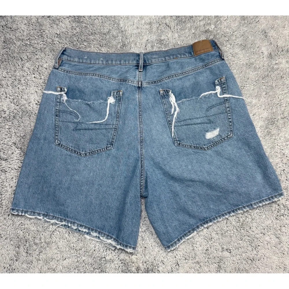 American Eagle 90s Boyfriend Short Distressed Denim Medium Wash Women Size 18‎